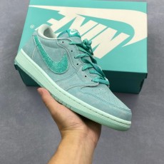 Nike  Air Jordan 1 Low  HQ8111 300  나이키  운동화